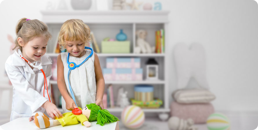 Дети в игровой зоне детского уголка клиники